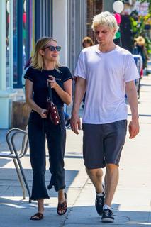 Emma Roberts feet photo thumbnail