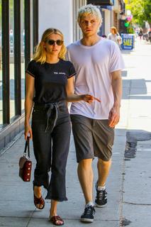 Emma Roberts feet photo thumbnail