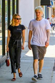 Emma Roberts feet photo thumbnail