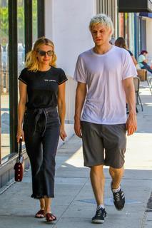 Emma Roberts feet photo thumbnail