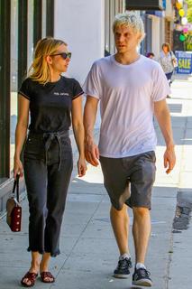 Emma Roberts feet photo thumbnail