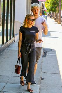 Emma Roberts feet photo thumbnail