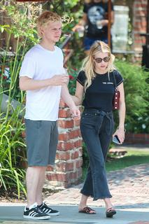 Emma Roberts feet photo thumbnail