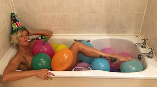 Federica Pellegrini feet photo thumbnail