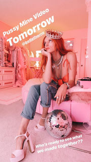 Bella Thorne feet photo thumbnail