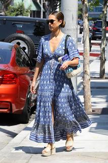 Jessica Alba feet photo thumbnail