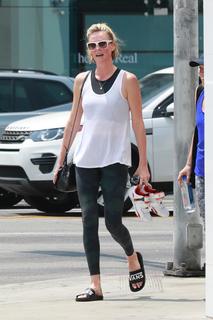 Charlize Theron feet photo thumbnail