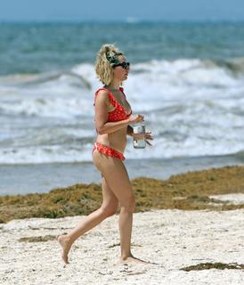 Ashley Tisdale feet photo thumbnail