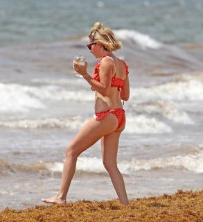 Ashley Tisdale feet photo thumbnail