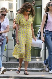 Minnie Driver feet photo thumbnail