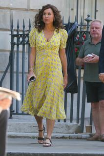 Minnie Driver feet photo thumbnail