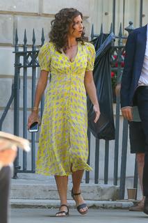 Minnie Driver feet photo thumbnail