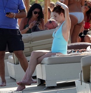 Lindsay Lohan feet photo thumbnail