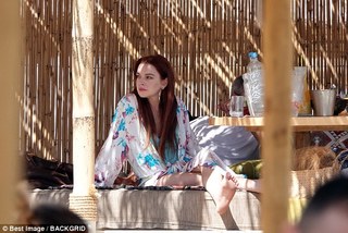 Lindsay Lohan feet photo thumbnail