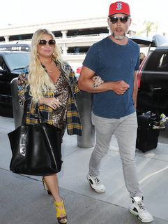Jessica Simpson feet photo thumbnail