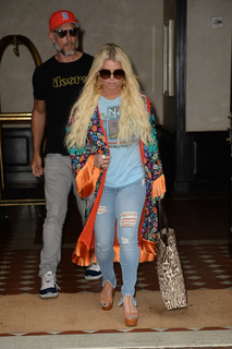 Jessica Simpson feet photo thumbnail