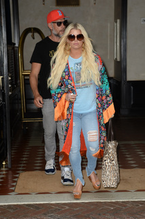Jessica Simpson feet photo thumbnail