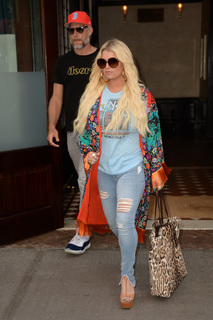 Jessica Simpson feet photo thumbnail