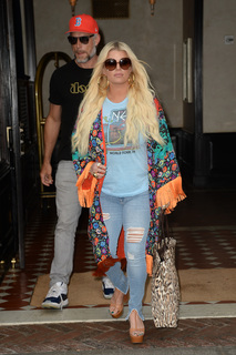 Jessica Simpson feet photo thumbnail