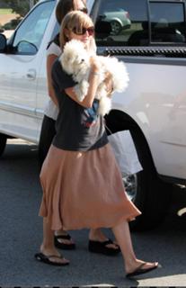 Ashlee Simpson feet photo thumbnail