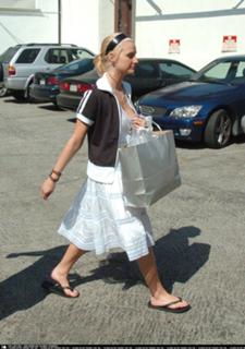 Ashlee Simpson feet photo thumbnail