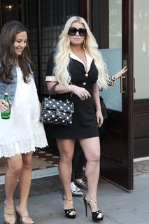 Jessica Simpson feet photo thumbnail
