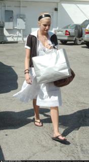 Ashlee Simpson feet photo thumbnail