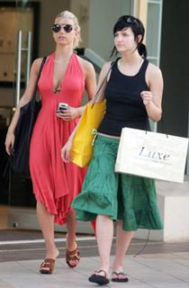 Ashlee Simpson feet photo thumbnail