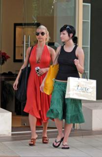 Ashlee Simpson feet photo thumbnail