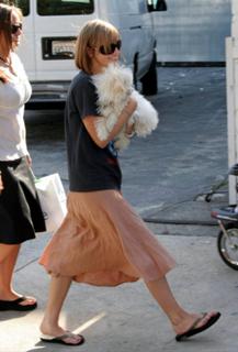 Ashlee Simpson feet photo thumbnail