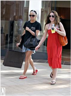 Ashlee Simpson feet photo thumbnail