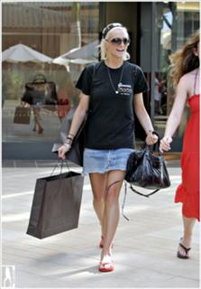 Ashlee Simpson feet photo thumbnail