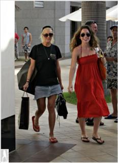 Ashlee Simpson feet photo thumbnail