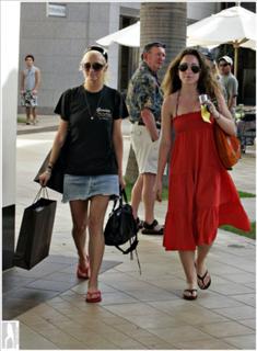 Ashlee Simpson feet photo thumbnail