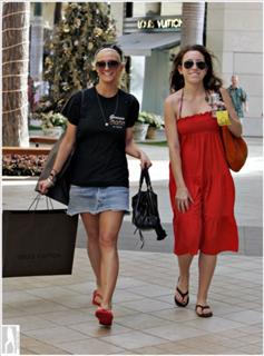 Ashlee Simpson feet photo thumbnail