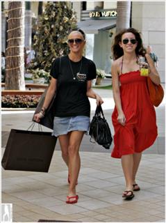 Ashlee Simpson feet photo thumbnail