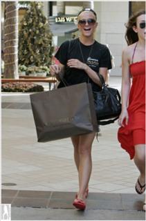 Ashlee Simpson feet photo thumbnail
