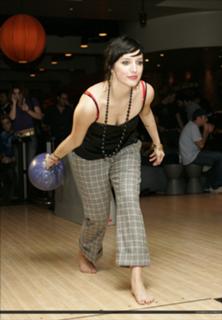 Ashlee Simpson feet photo thumbnail