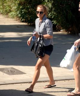 Ashlee Simpson feet photo thumbnail