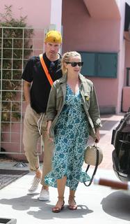 Reese Witherspoon feet photo thumbnail