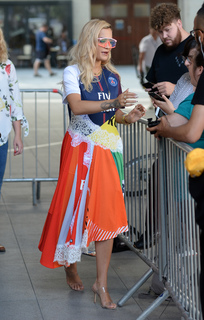 Rita Ora feet photo thumbnail