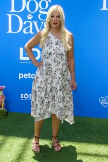 Tori Spelling feet photo thumbnail