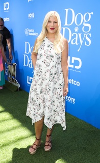 Tori Spelling feet photo thumbnail