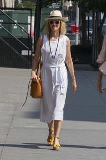 Naomi Watts feet photo thumbnail