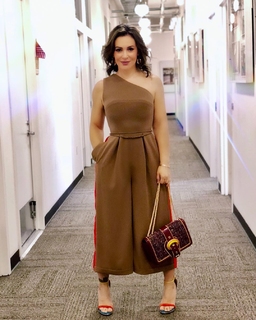 Alyssa Milano feet photo thumbnail