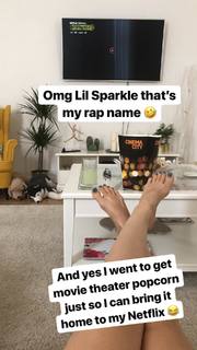 Emma Lovett feet photo thumbnail