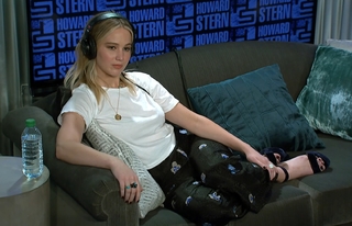 Jennifer Lawrence feet photo thumbnail
