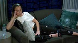Jennifer Lawrence feet photo thumbnail