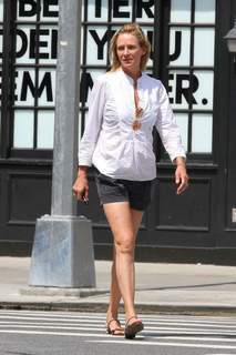 Uma Thurman feet photo thumbnail