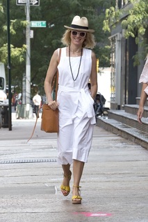 Naomi Watts feet photo thumbnail